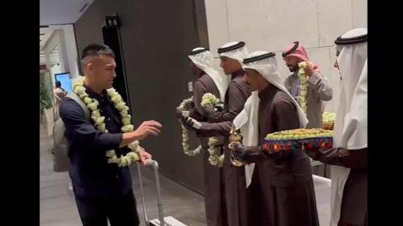 國米全隊抵達(dá)利雅得備戰(zhàn)意超杯,沙特代表迎接并為球員送上花環(huán)