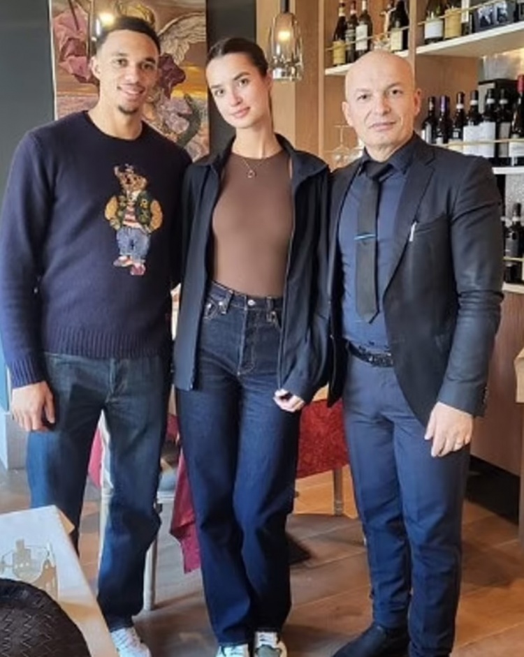 郵報:阿諾德和網(wǎng)紅新女友在威尼斯度假,和前女友剛分手一個月