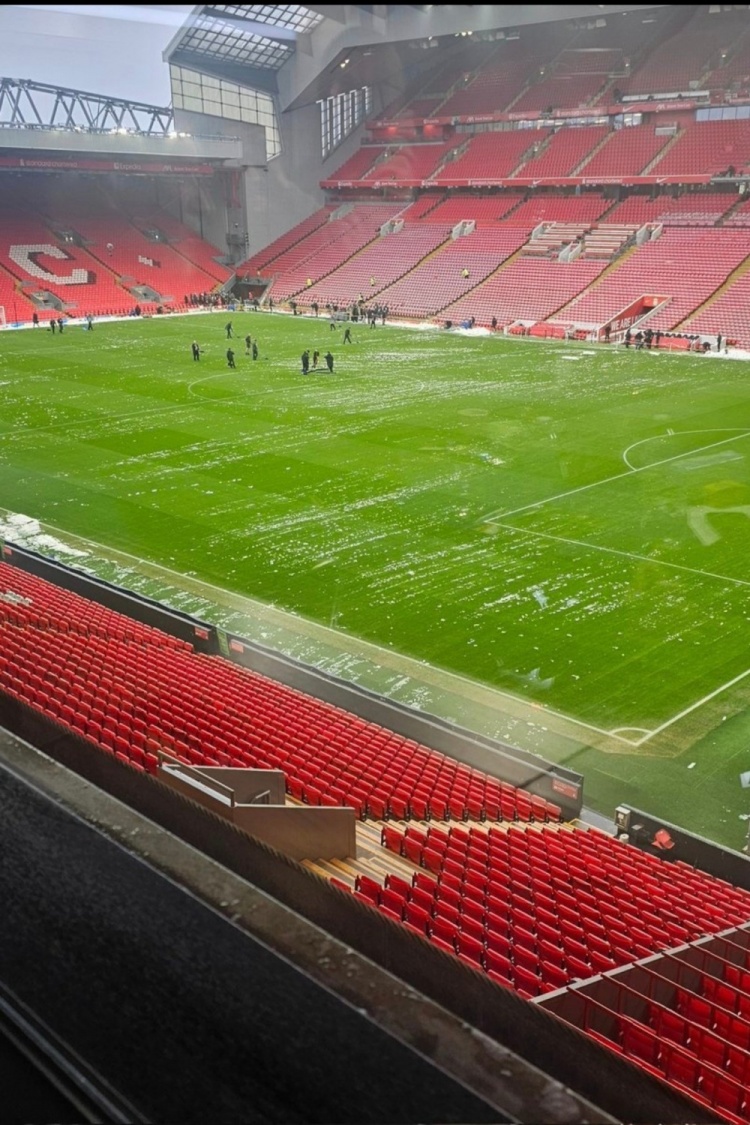 如期進(jìn)行！記者曬安菲爾德球場(chǎng)現(xiàn)場(chǎng)照，草坪積雪已基本完成清理