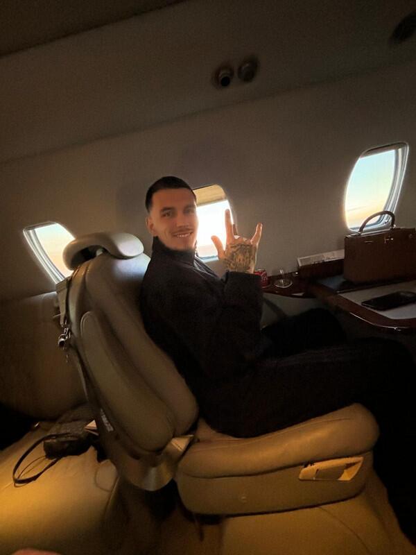 乘坐飛機(jī)照曝光！羅馬中場(chǎng)勒費(fèi)前往桑德蘭，在體檢后正式簽約