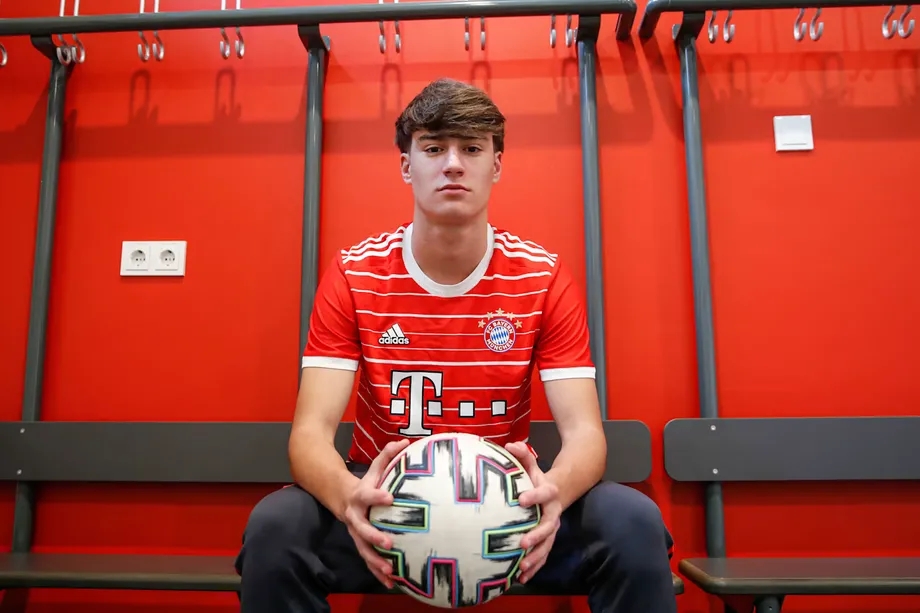 德天空：拜仁二隊中場費爾南德斯已經(jīng)恢復(fù)，目前回歸球隊訓(xùn)練