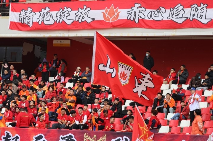 主場上萬名球迷的吶喊助威，給山東體彩女足征戰(zhàn)女超增添了能量與動力