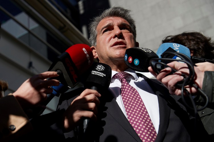 記者：政府干預(yù)注冊(cè)是因?yàn)檫@支球隊(duì)是巴薩，若我是球迷會(huì)感到羞恥