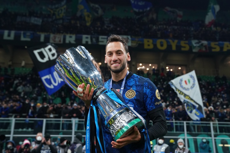 意媒：恰爾汗奧盧只會(huì)錯(cuò)過(guò)本輪對(duì)陣威尼斯，下輪就能夠復(fù)出