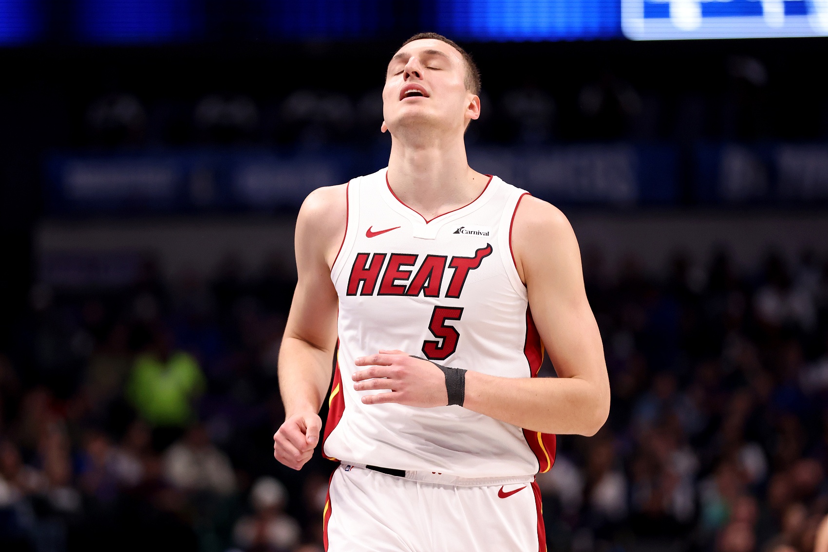 約維奇:樂福是球隊會議聲音最大的那個人 我知道我們會贏球的