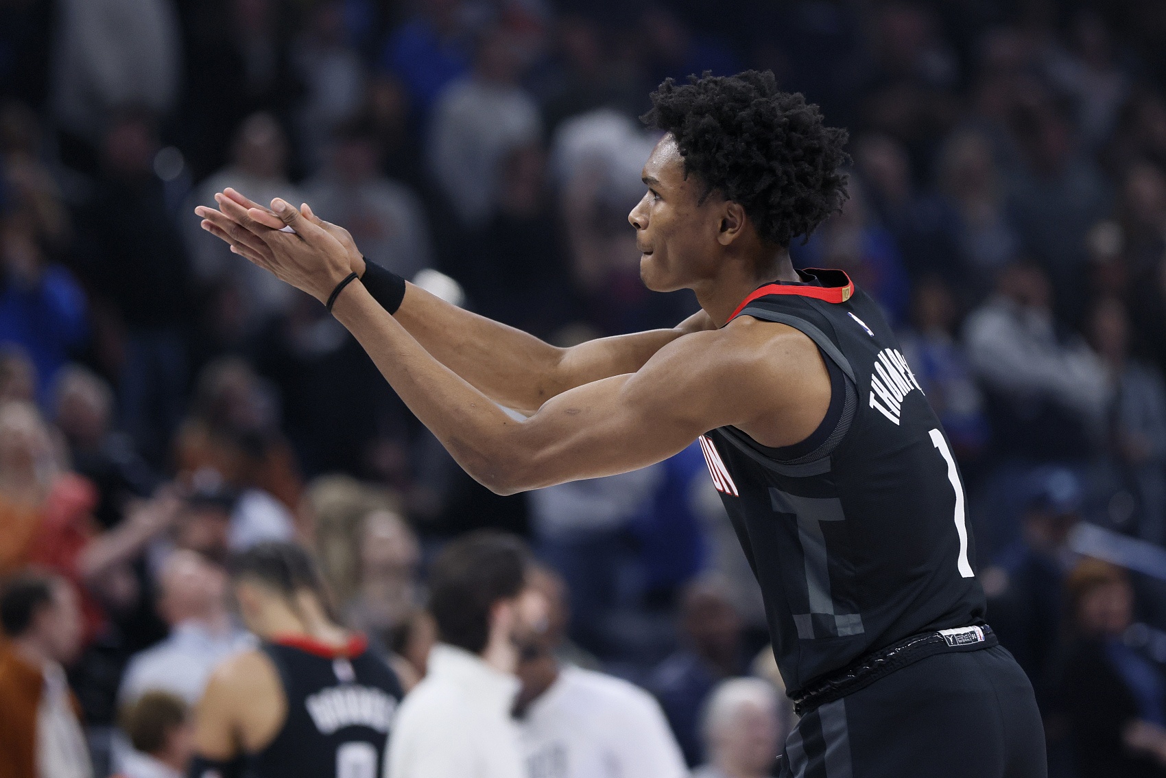 亞當(dāng)斯:阿門(mén)沖搶前場(chǎng)籃板是本能 他每次都去搶 判斷落點(diǎn)特別好