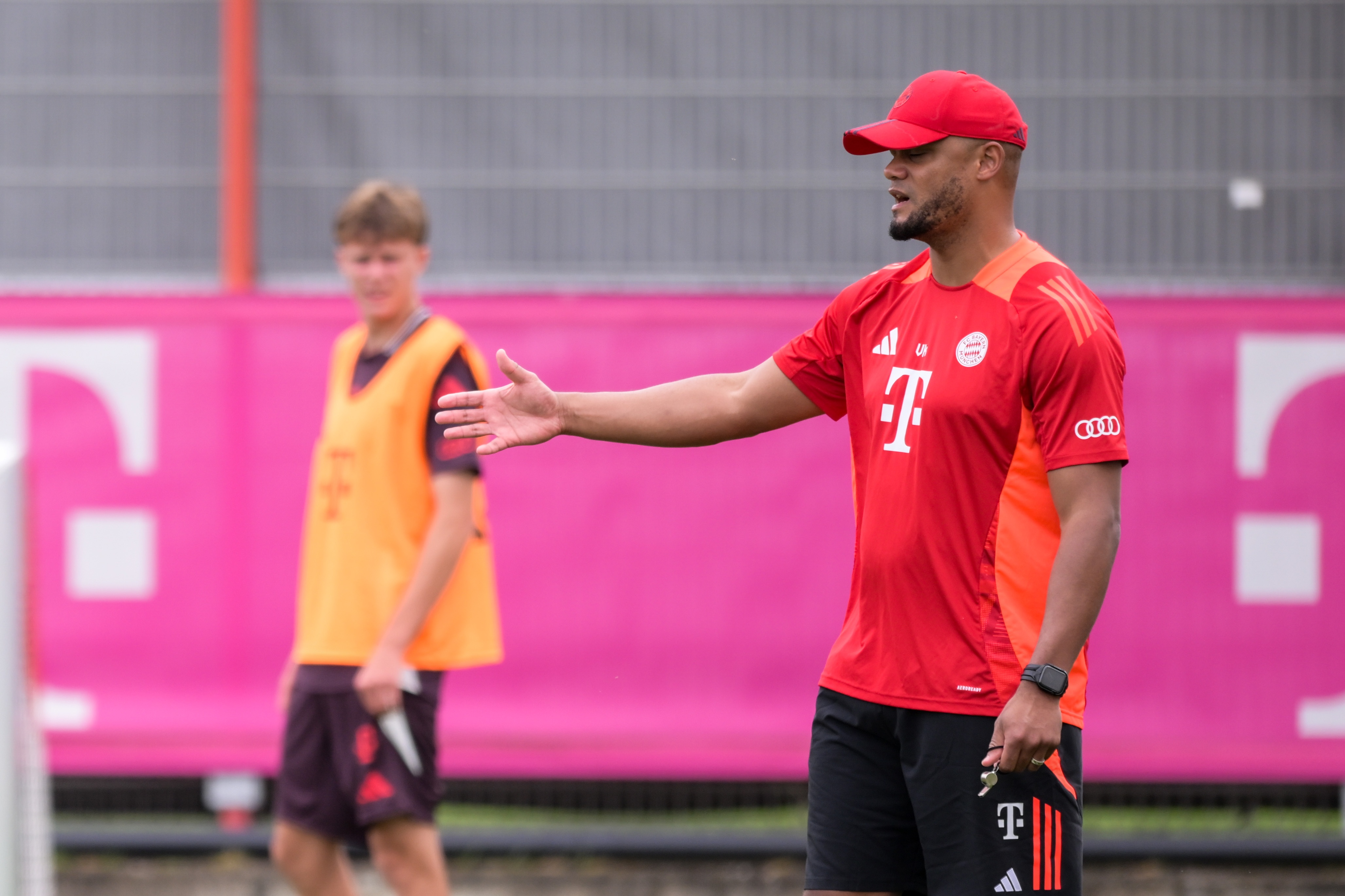 圖片報：孔帕尼在訓練時要求防線保持侵略性，并親自示范標準動作