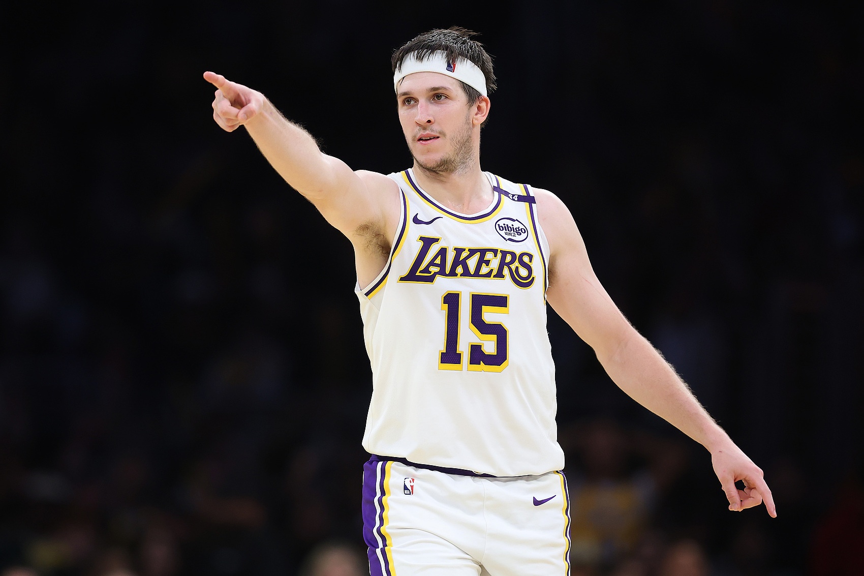 里夫斯:我們有很多能幫我們贏球的球員 這很特別