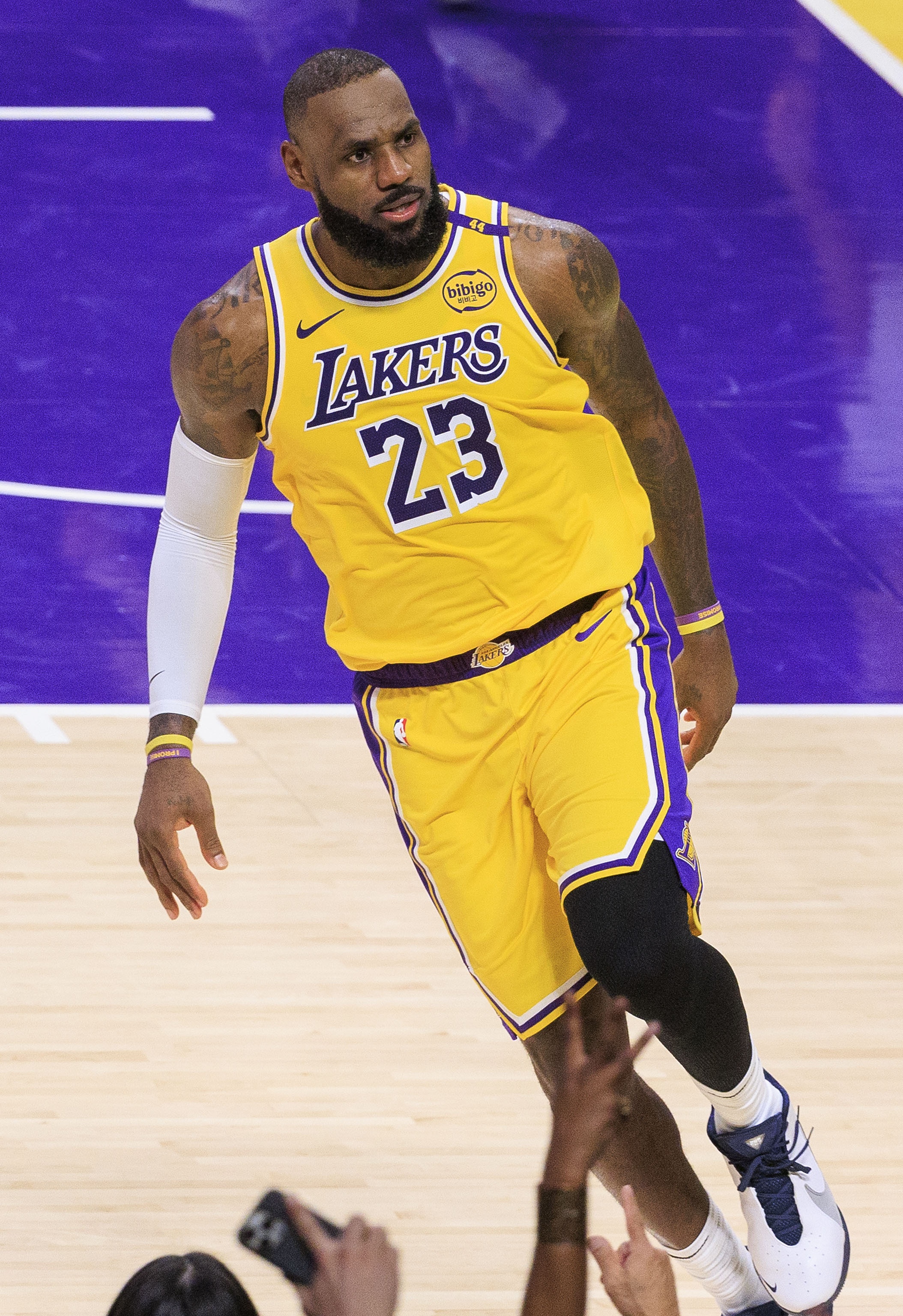 9助攻8失誤！詹姆斯：專注度不足 出現(xiàn)了過多失誤 這責(zé)任首先在我