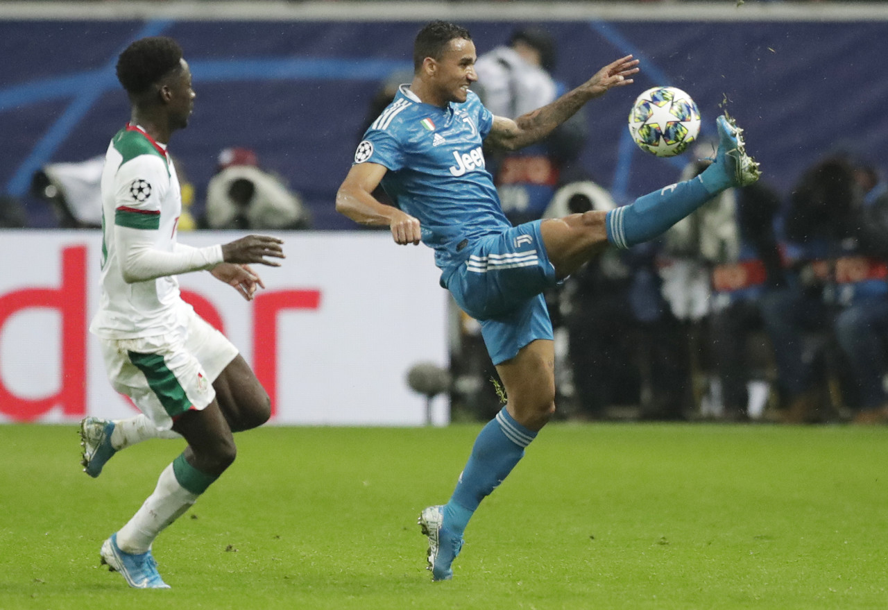 記者：達(dá)尼洛離開都靈飛回祖國巴西，等待從尤文正式離隊